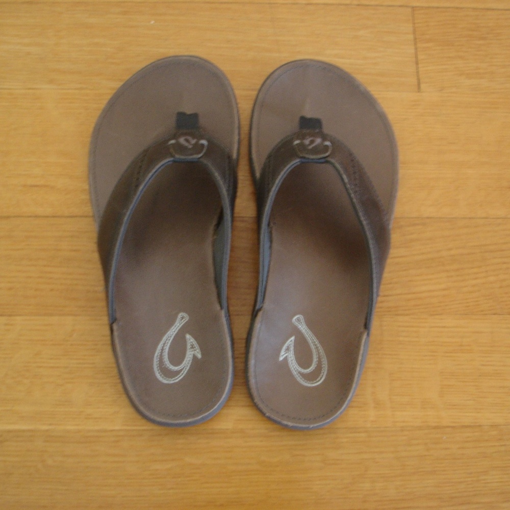 OLUKAI NUI Men's 8 Leather New w/out Tags Dark Shadow Charcoal Flip Flop Sandals